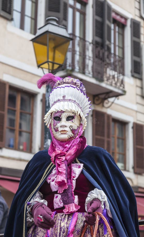 Download Vermomde Persoon - Annecy Venetiaans Carnaval 2013 Redactionele Stock Afbeelding - Afbeelding bestaande uit uitdrukking, portret: 107703614