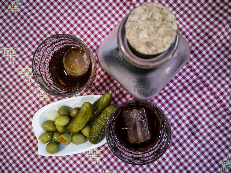 Vermut e verdure sulla tovaglia immagini stock libere da diritti Vermut e verdure sulla tovaglia immagini stock libere da diritti