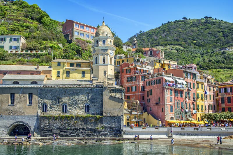 Vernazza, Cinque Terre, Ιταλία, άποψη της εκκλησίας σε Vernazza στοκ εικόνες με δικαίωμα ελεύθερης χρήσης Vernazza, Cinque Terre, Ιταλία, άποψη της εκκλησίας σε Vernazza στοκ εικόνες με δικαίωμα ελεύθερης χρήσης