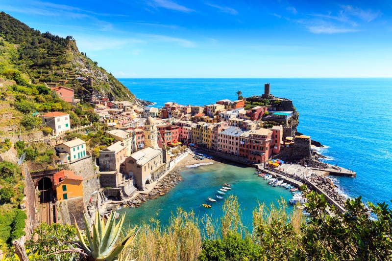 Vernazza cinqueterre Italien med järnvägen royaltyfri foto Vernazza cinqueterre Italien med järnvägen royaltyfri foto