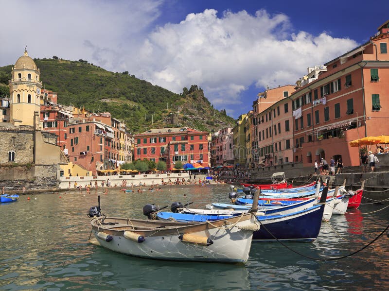 Vernazza-Hafen auf Mittelmeerküste mit Fischerbooten auf dem Vordergrund, Cinque Terre stockbilder Vernazza-Hafen auf Mittelmeerküste mit Fischerbooten auf dem Vordergrund, Cinque Terre stockbilder
