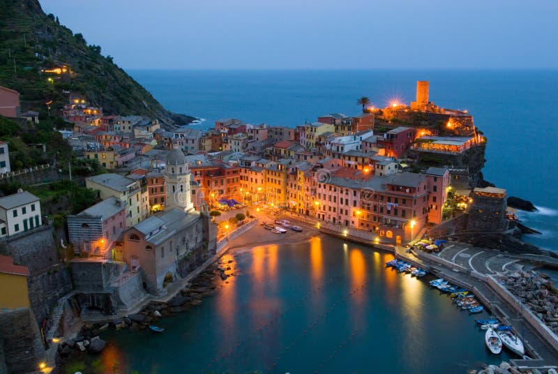 Case colorate di Vernazza, nella bellissima regione delle Cinque Terre, con il Mediterraneo sullo sfondo.