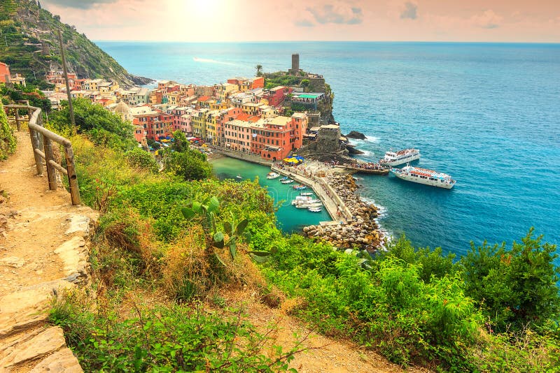 Vernazza wioska i fantastyczny wschód słońca, Cinque Terre, Włochy, Europa zdjęcia royalty free Vernazza wioska i fantastyczny wschód słońca, Cinque Terre, Włochy, Europa zdjęcia royalty free