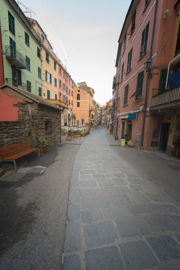 Vernazza, Италия - 9-ое сентября: Взгляд красочных домов вдоль главной улицы на солнечный день в Vernazza, Италии стоковые фото Vernazza, Италия - 9-ое сентября: Взгляд красочных домов вдоль главной улицы на солнечный день в Vernazza, Италии стоковые фото