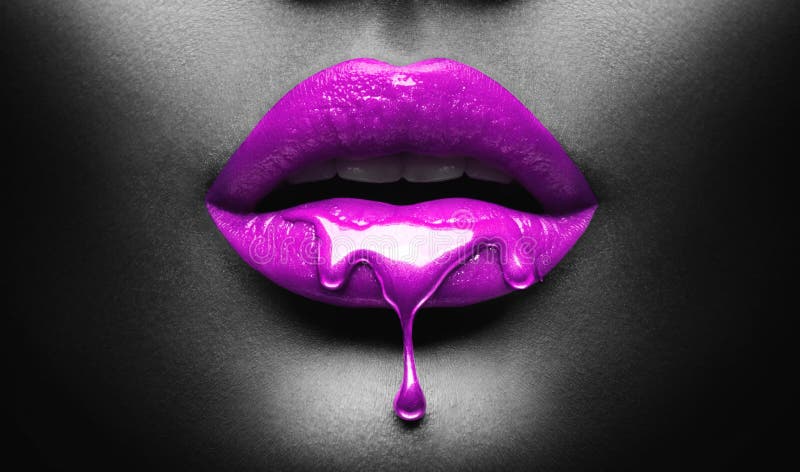 Vernice viola che gocciola il lucidalabbra sulle labbra sexy con un liquido di colore brillante sulla bocca di una ragazza di colo