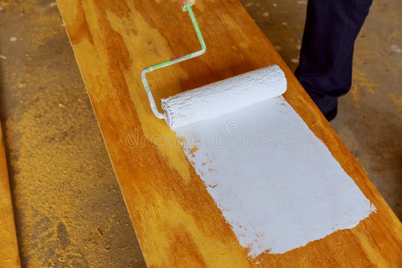 Verniciatura del legno con il rullo di pittura bianco immagine stock ... Verniciare il legno di bianco