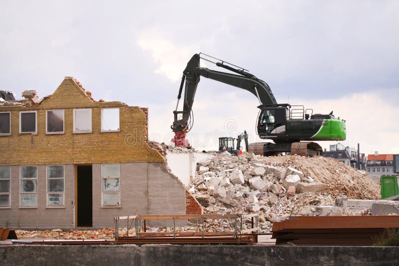 Vernieling van de bouw met rupsband bij bouwwerf stock afbeeldingen Vernieling van de bouw met rupsband bij bouwwerf stock afbeeldingen