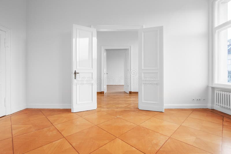 Vernieuwde lege flat met dubbele vleugeldeur en historische pa royalty-vrije stock foto Vernieuwde lege flat met dubbele vleugeldeur en historische pa royalty-vrije stock foto