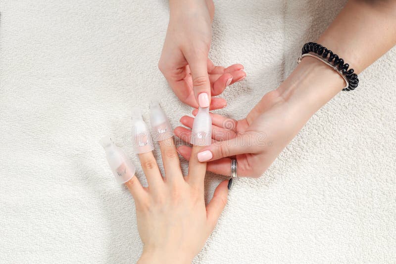 Vernis à ongles enlevant avec l'équipement spécial de goupille images stock Vernis à ongles enlevant avec l'équipement spécial de goupille images stock