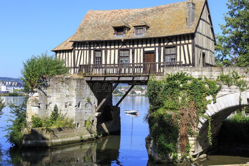 06-27-2018 Vernon France Vieux moulin à eau boisé au-dessus de la Seine, Vernon, Normandie France photos libres de droits 06-27-2018 Vernon France Vieux moulin à eau boisé au-dessus de la Seine, Vernon, Normandie France photos libres de droits