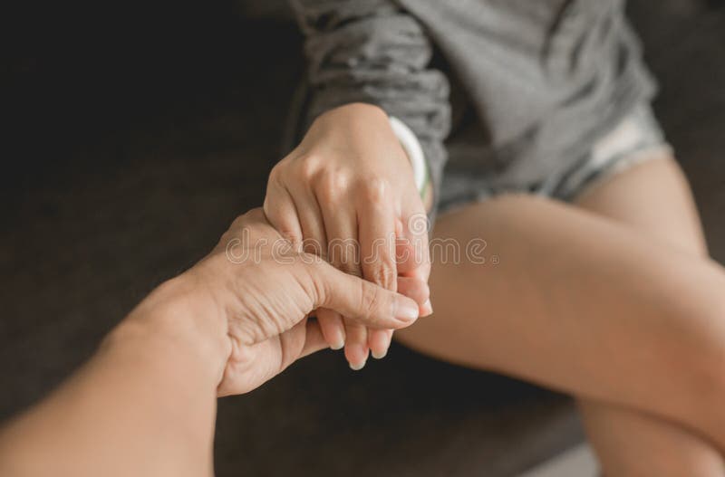 Vero concetto di amicizia, amante asiatico delle coppie che si tiene per mano per incoraggiare insieme in tempo di delusione o pr immagine stock