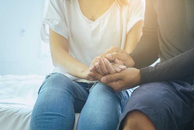 Vero concetto di amicizia, amante asiatico delle coppie che si tiene per mano per incoraggiare insieme in tempo di delusione o pr immagine stock