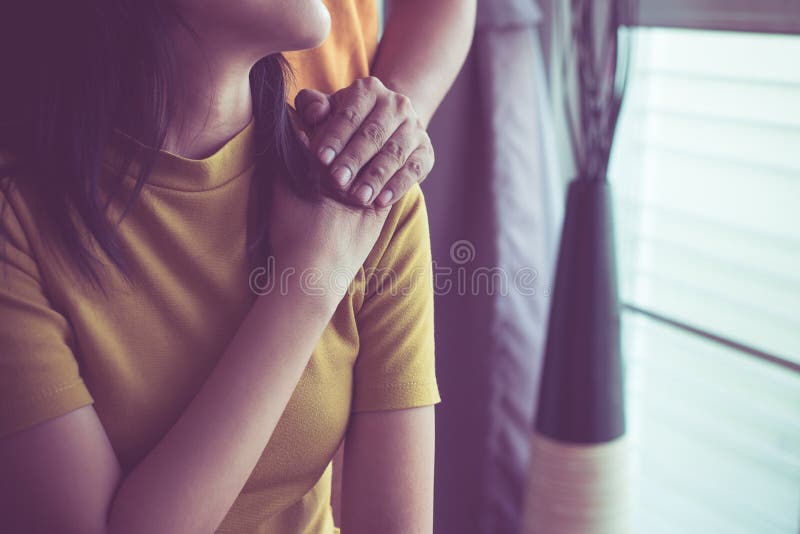 Vero concetto di amicizia, amante asiatico delle coppie che si tiene per mano per incoraggiare insieme in tempo di delusione o pr fotografia stock