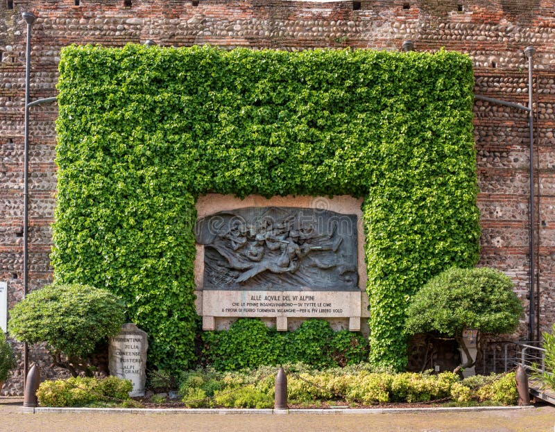 Verona, Italia - 6 maggio 2018: Monumento alle frecce alpine Tentato nell'estrazione mineraria degli italiani, l'edelweiss fotografia stock libera da diritti Verona, Italia - 6 maggio 2018: Monumento alle frecce alpine Tentato nell'estrazione mineraria degli italiani, l'edelweiss fotografia stock libera da diritti