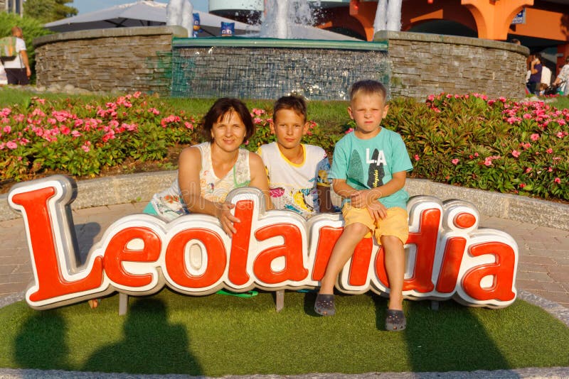 Verona Italien Augusti 18, 2018: Leoland nöjesfält familjfoto i leolandia royaltyfria bilder Verona Italien Augusti 18, 2018: Leoland nöjesfält familjfoto i leolandia royaltyfria bilder