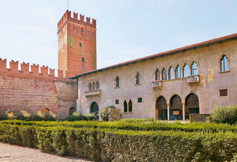 VERONA ITALIEN - AUGUSTI 17, 2017: Slott Castelvecchio, Verona royaltyfri bild VERONA ITALIEN - AUGUSTI 17, 2017: Slott Castelvecchio, Verona royaltyfri bild