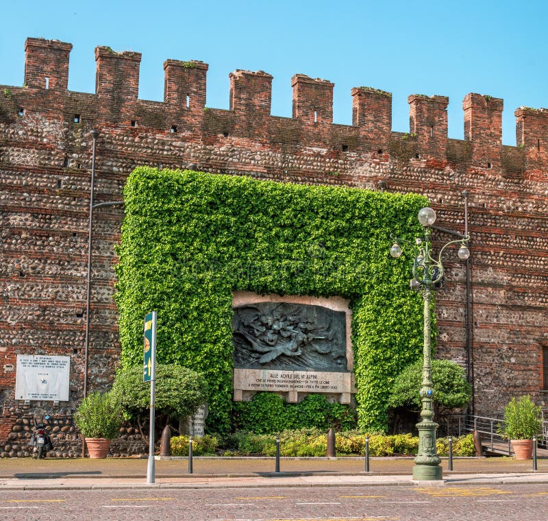 Verona, Italië - 06 Mei 2018: Monument aan de Alpiene Pijlen Verleid in de mijnbouw van de Italianen, het Edelweiss royalty-vrije stock foto's Verona, Italië - 06 Mei 2018: Monument aan de Alpiene Pijlen Verleid in de mijnbouw van de Italianen, het Edelweiss royalty-vrije stock foto's