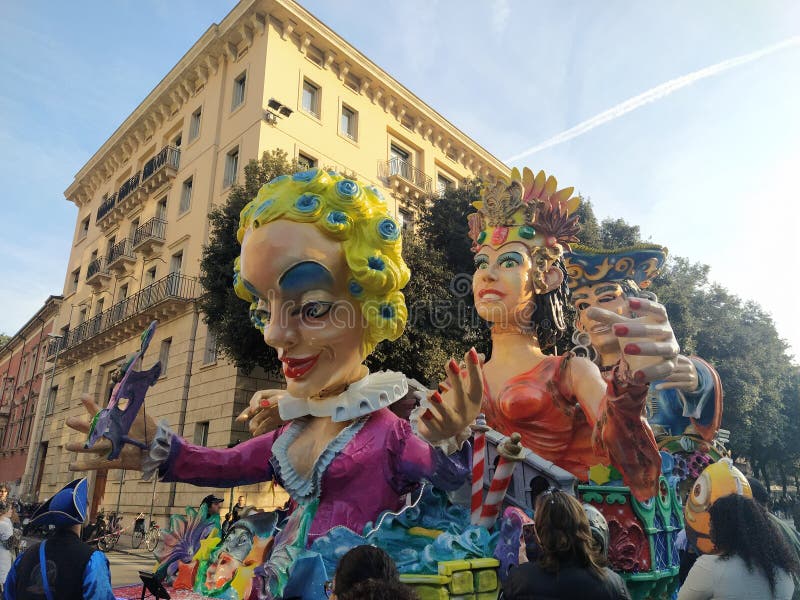 Verona italyfebruari 2020 : parade voor chariots en maskers tijdens de carnaval van de stad verona