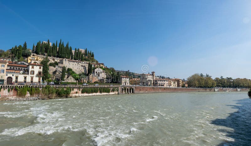 Verona, Itália Vista panorâmica da cidade italiana antiga com Romeu e Julieta, bela arquitetura, rio Adige e pontes fotos de stock royalty free
