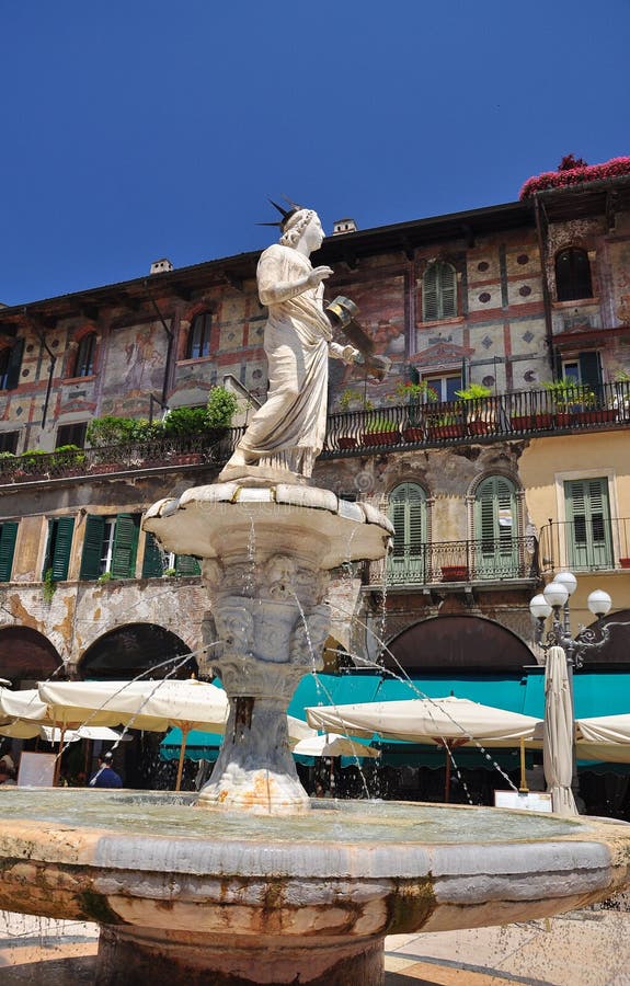 Verona, Włochy. Piazza delle Erbe kwadrat. Verona, Włochy. Piazza delle Erbe kwadrat.