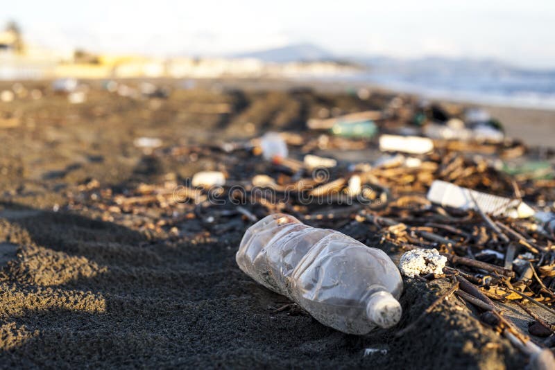 Verontreiniging - plastic waterfles op een strand royalty-vrije stock foto Verontreiniging - plastic waterfles op een strand royalty-vrije stock foto