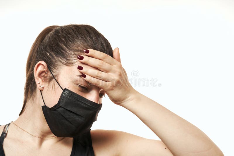Verontrustende amerikaanse vrouw in paniek in een medisch masker bezorgd over een viruspandemie paranoïde van een pandemie