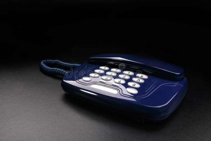 Verouderde telefoon met drukknoppen op zwarte achtergrond stock fotografie Verouderde telefoon met drukknoppen op zwarte achtergrond stock fotografie