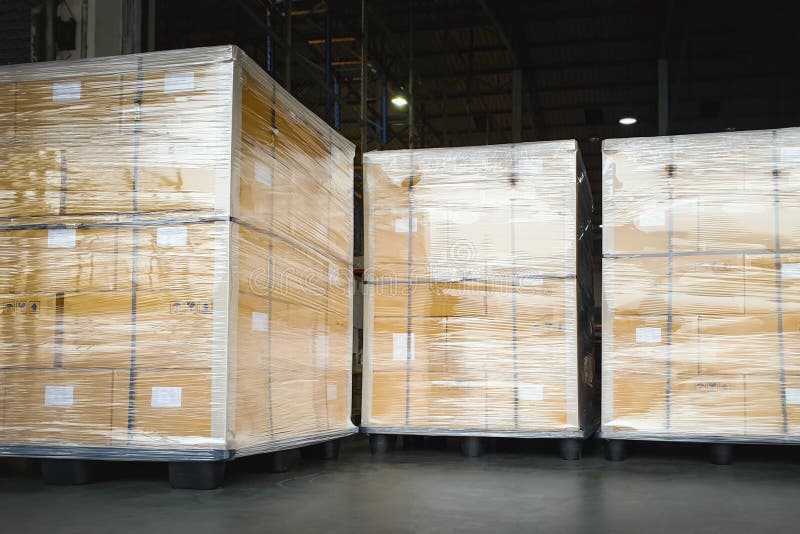 Verpackungskästen verpackt verpackte Kunststofffolie mit geformtem, gewelltem Pappkarton, Eckwinkelschutz. Versorgung stockfoto