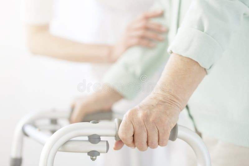 Verpleegster ondersteunend bejaarde persoon