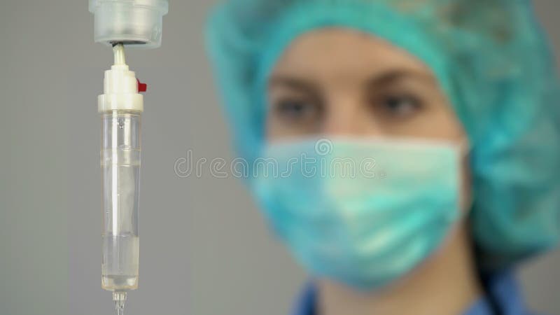 Verpleegstersanesthetist die daling controleren tegen, behandelend patiënt na chirurgie stock afbeeldingen Verpleegstersanesthetist die daling controleren tegen, behandelend patiënt na chirurgie stock afbeeldingen