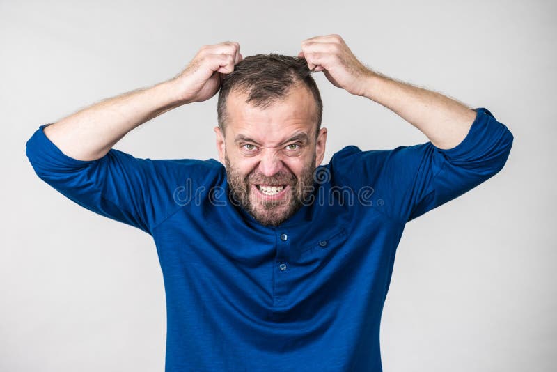 Verr? ckter w? tender erwachsener Mann. Furious bearded adult man, guy acting crazy being mad having mental crisis