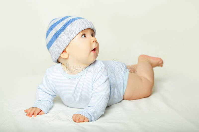 Verraste Baby die omhoog kijken royalty-vrije stock afbeeldingen Verraste Baby die omhoog kijken royalty-vrije stock afbeeldingen