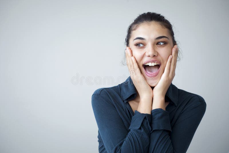 Verraste gelukkige mooie vrouw die zijdelings in opwinding kijken royalty-vrije stock foto Verraste gelukkige mooie vrouw die zijdelings in opwinding kijken royalty-vrije stock foto