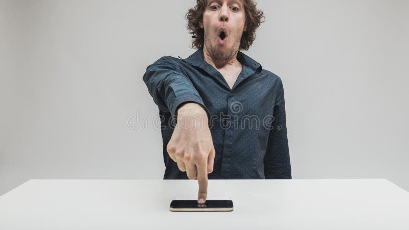Verraste mens wat betreft het zijn smartphonescherm stock foto's Verraste mens wat betreft het zijn smartphonescherm stock foto's