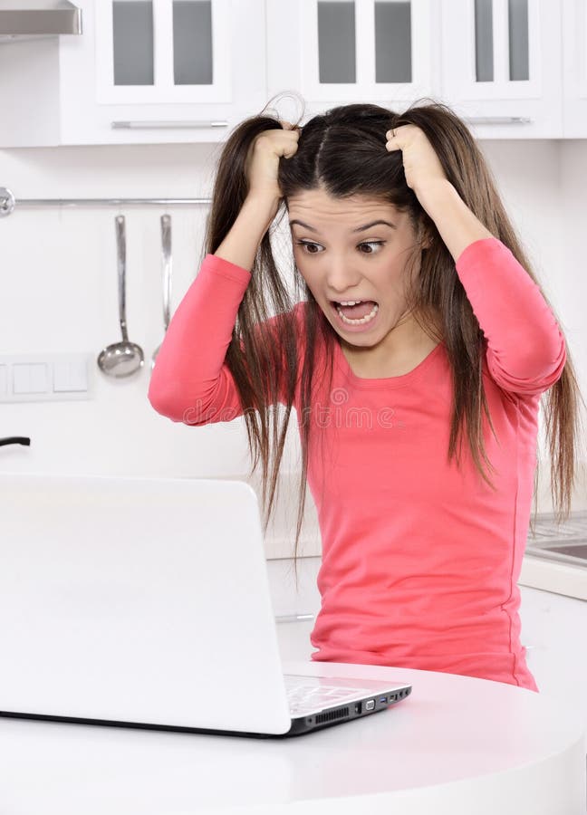 Verraste vrouw die achterwaarts met laptop kijkt royalty-vrije stock afbeeldingen Verraste vrouw die achterwaarts met laptop kijkt royalty-vrije stock afbeeldingen