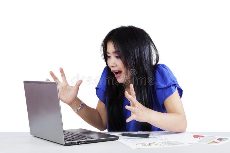 Verraste vrouwelijke werknemer met laptop royalty-vrije stock afbeelding Verraste vrouwelijke werknemer met laptop royalty-vrije stock afbeelding