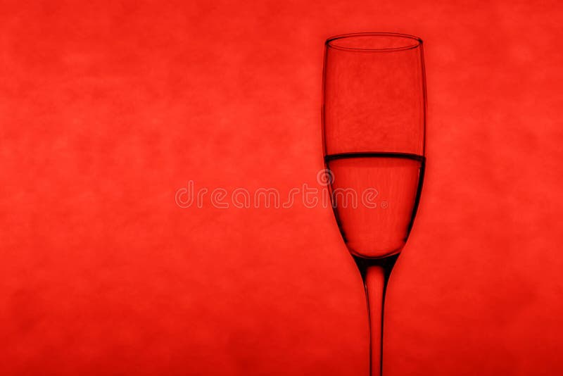 Verre au-dessus de fond rouge images stock Verre au-dessus de fond rouge images stock