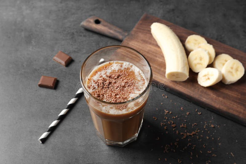 Verre avec la secousse de protéine de chocolat photographie stock libre de droits Verre avec la secousse de protéine de chocolat photographie stock libre de droits
