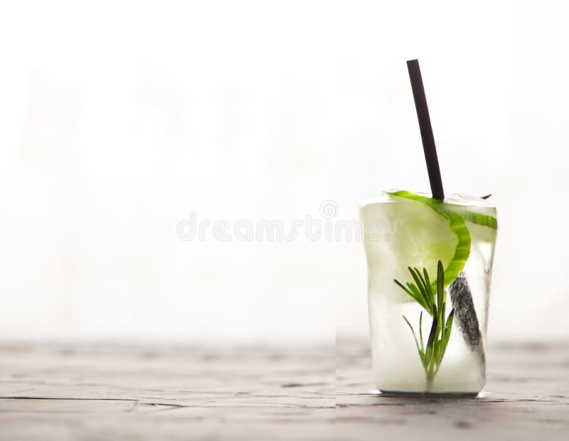 Verre avec le cocktail frais d'agrume fait de glace sur la table concrète image stock Verre avec le cocktail frais d'agrume fait de glace sur la table concrète image stock