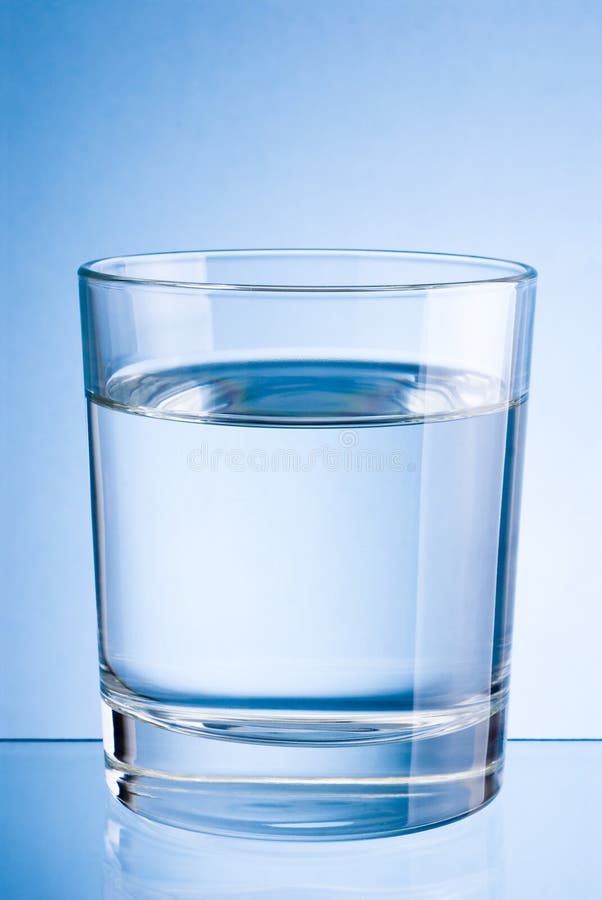 Verre D eau Potable Sur Le Fond Bleu Photo stock Image Verre D eau Potable Sur Le Fond Bleu Photo stock Image