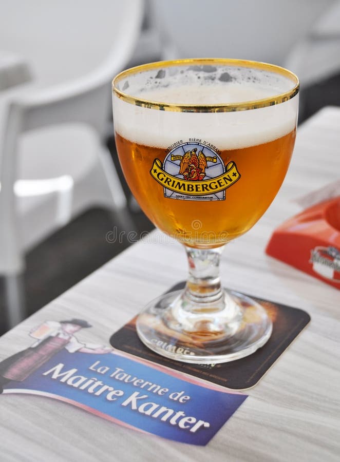 Verre De Bière Grimbergen Servi à La Taverne De Maitre Kanter