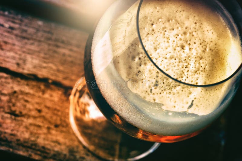 Verre de bière fraîche dans le bar rustique, vue supérieure photo libre de droits Verre de bière fraîche dans le bar rustique, vue supérieure photo libre de droits