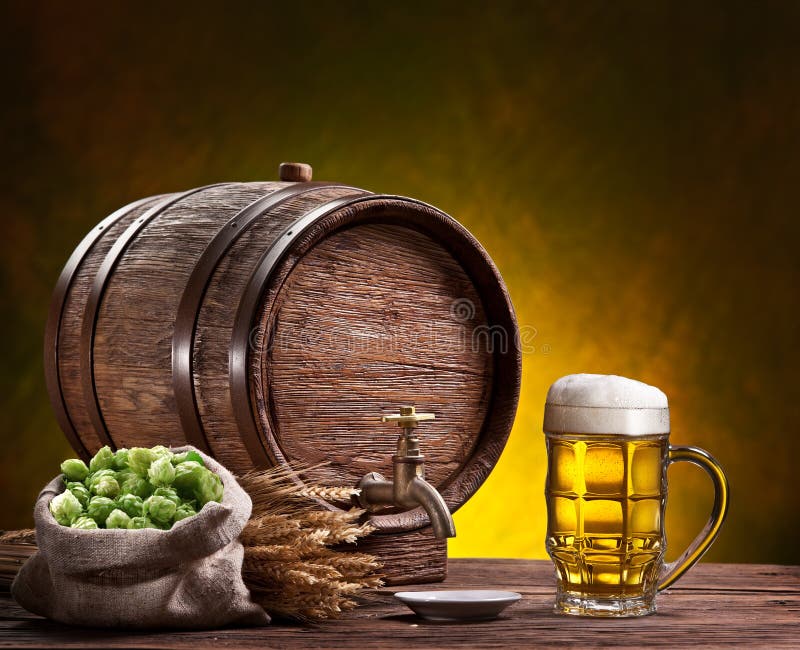 Verre de bière, vieux baril de chêne, oreilles de blé et houblon. photo libre de droits Verre de bière, vieux baril de chêne, oreilles de blé et houblon. photo libre de droits