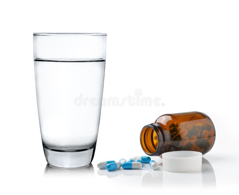Verre de bouteille et de pilules de médecine de l'eau d'isolement sur le backg blanc
