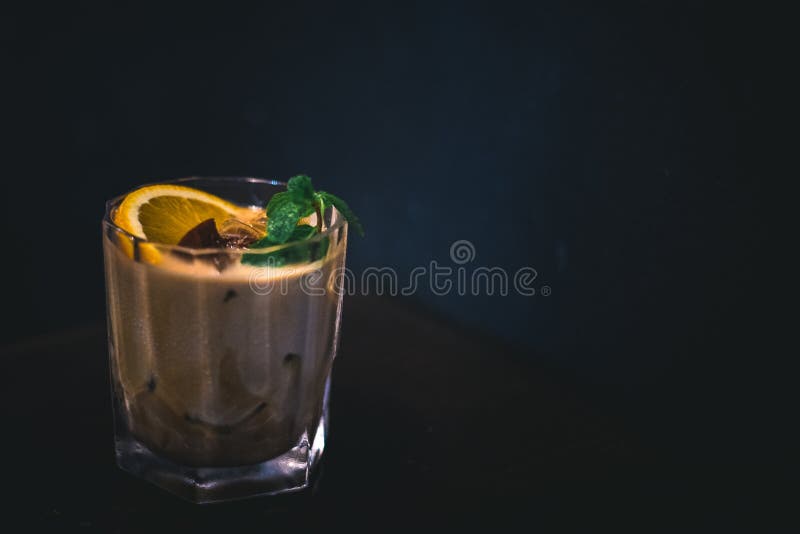 Verre de cocktail d'agrume de café photographie stock Verre de cocktail d'agrume de café photographie stock