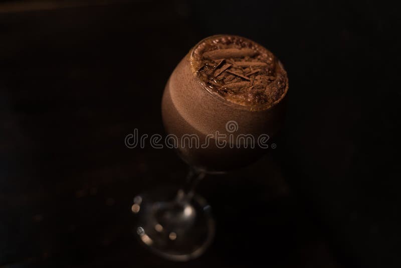 Verre de cocktail de chocolat ou de café dans l'éclairage discret photo stock Verre de cocktail de chocolat ou de café dans l'éclairage discret photo stock