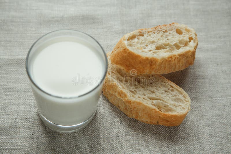 Verre de lait avec du pain frais photos libres de droits Verre de lait avec du pain frais photos libres de droits
