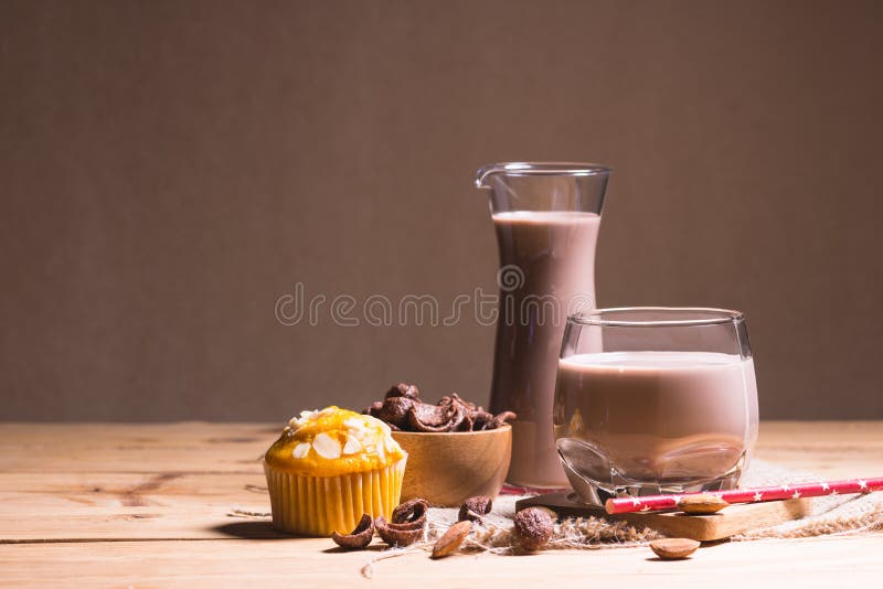 Verre de lait chocolaté sur la table photographie stock libre de droits Verre de lait chocolaté sur la table photographie stock libre de droits