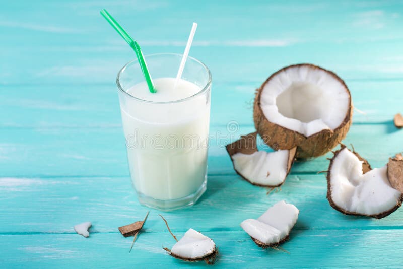 Verre de lait de noix de coco sur la table en bois bleue Foyer s?lectif image stock Verre de lait de noix de coco sur la table en bois bleue Foyer s?lectif image stock