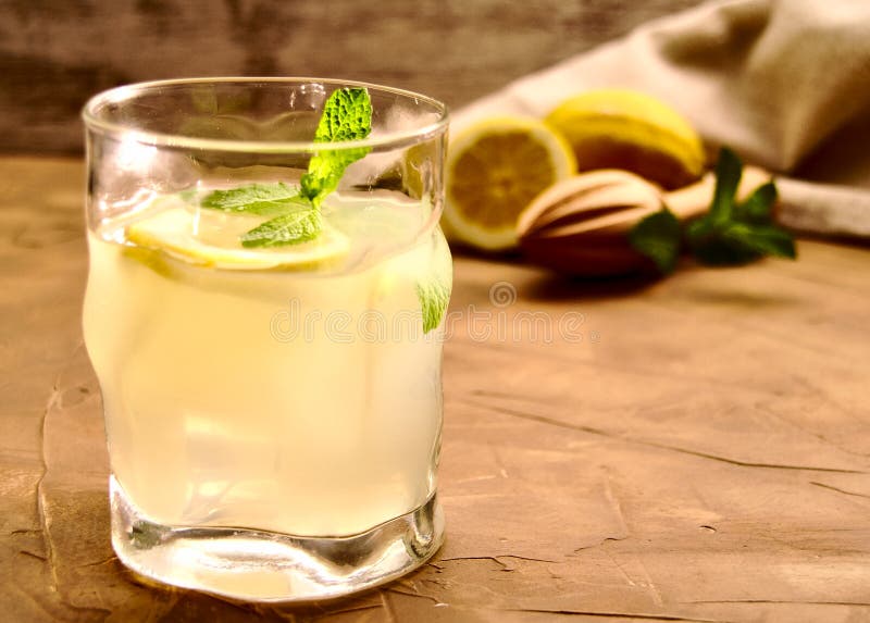 Verre de limonade, de glaçons et de menthe poivrée images stock Verre de limonade, de glaçons et de menthe poivrée images stock